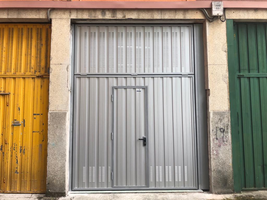 Puerta basculante  con peatonal (II)